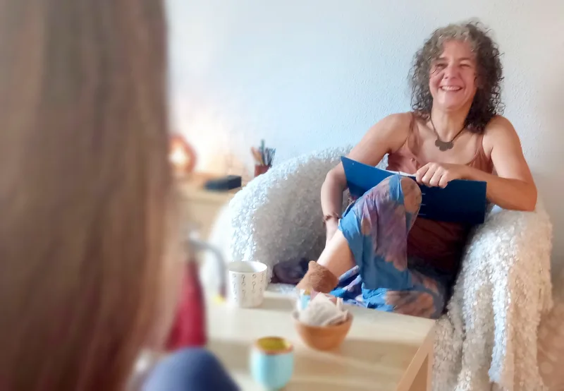 Ana Martínez Díaz, psicoterapeuta en su consulta en Madrid