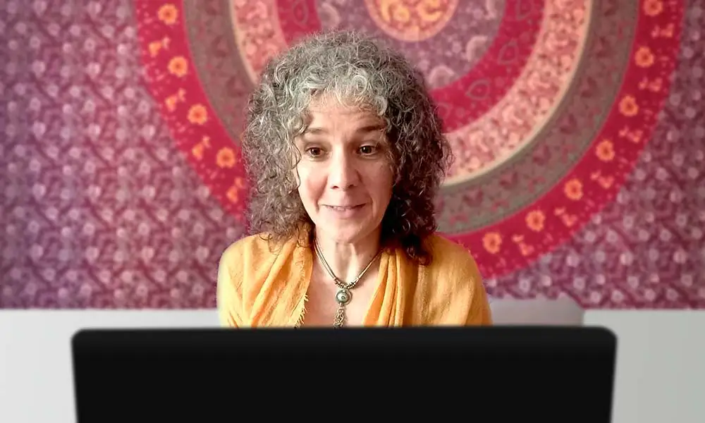 Psicoterapeuta Gestalt dando una sesión online