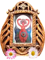 Ilustración de mujer conectada con la luna y la madre tierra en una marco de madera tallada y dos flores.