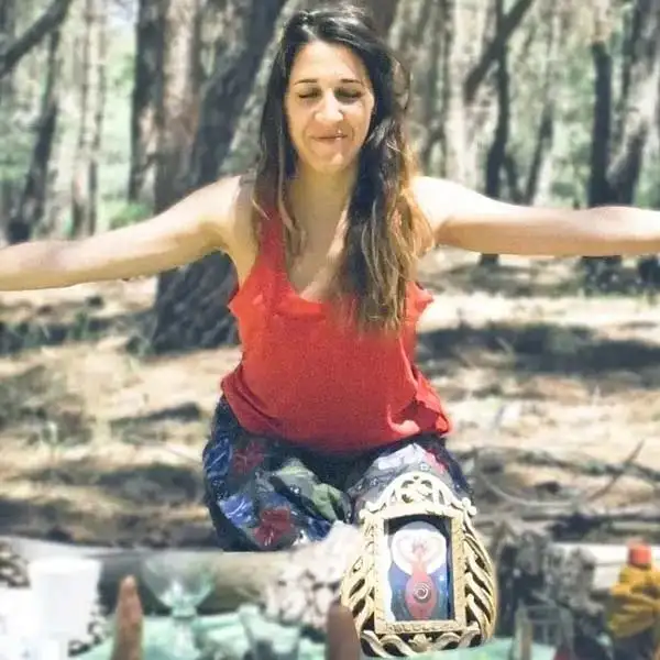 Mujer con los brazos abiertos en un círculo de mujeres.