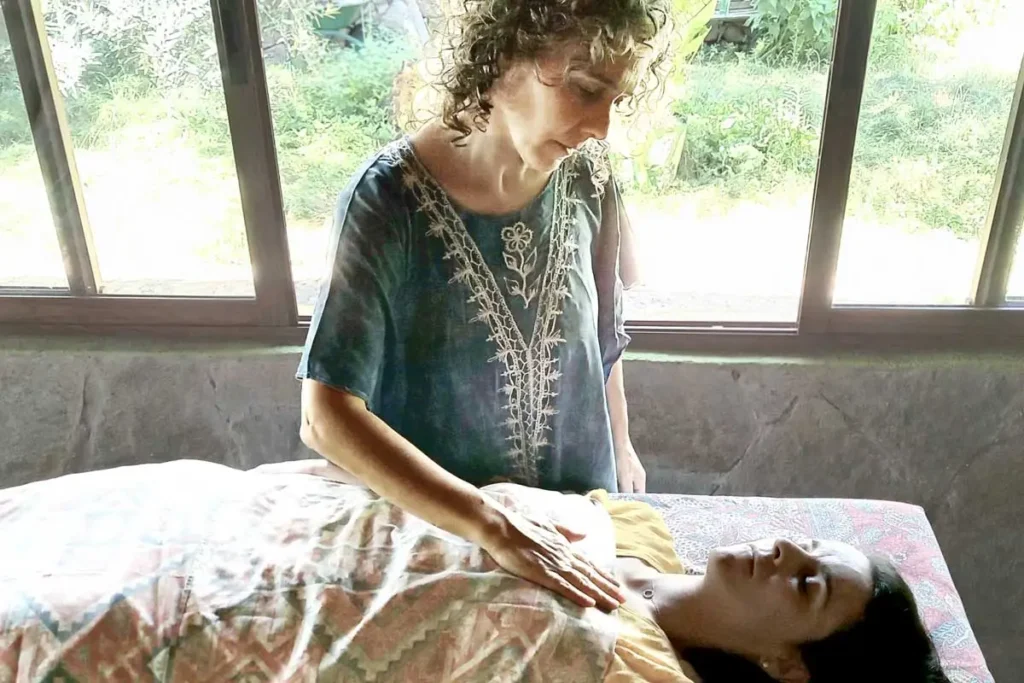 Terapeuta con su mano en el corazón de su paciente en una sesión de liberación del pericardio.