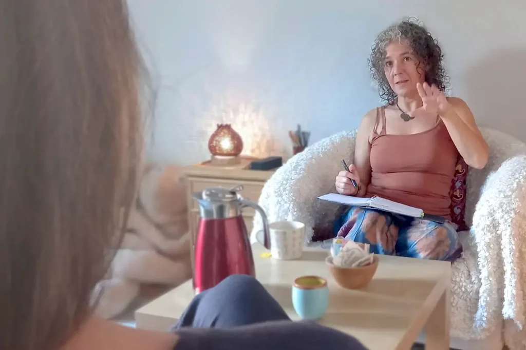 Psicoterapeuta en una sesión explicando algo a su paciente.
