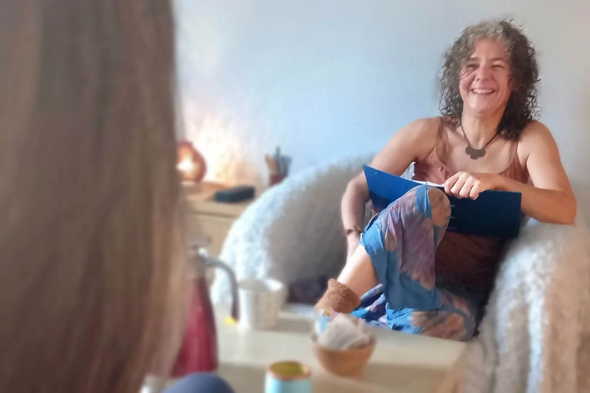 Psicoterapeuta riéndose en una sesión con su paciente.