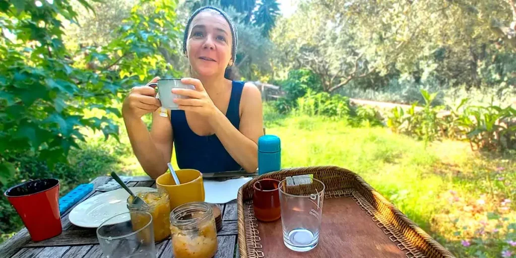 Psicoterapeuta participando en una conversación terapéutica con una infusión en la naturaleza.